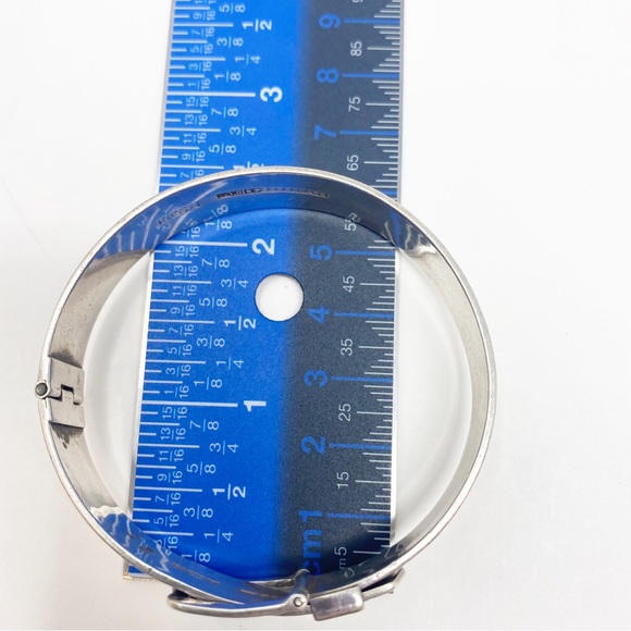 687 Vintage English Belt-style Engraved Bangle Bracelet - Picture 9 of 12